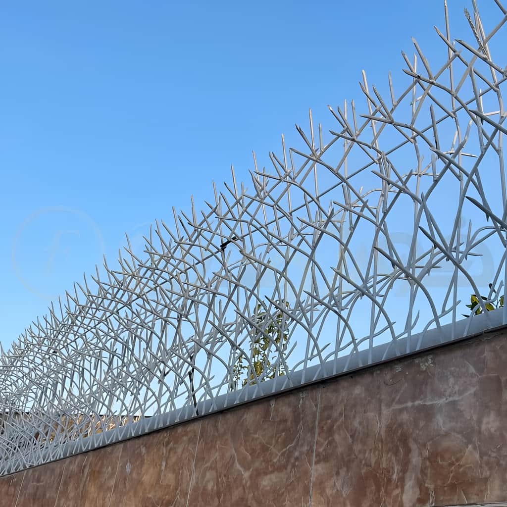 مدل کم‌عرض حفاظ آبشاری دیوار سنگی کنار پارکینگ