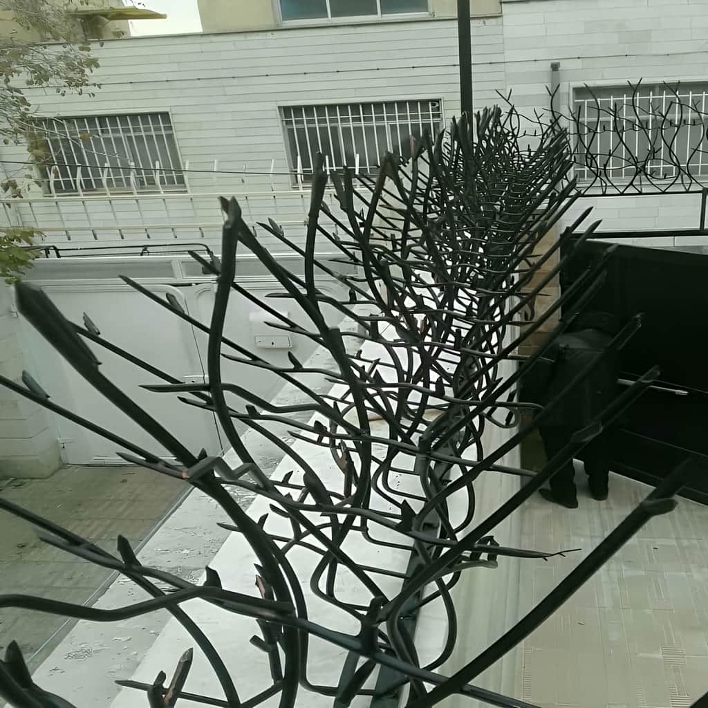 طرح خطی حفاظ بوته ای دیوار برای رفت‌وآمد مطمئن