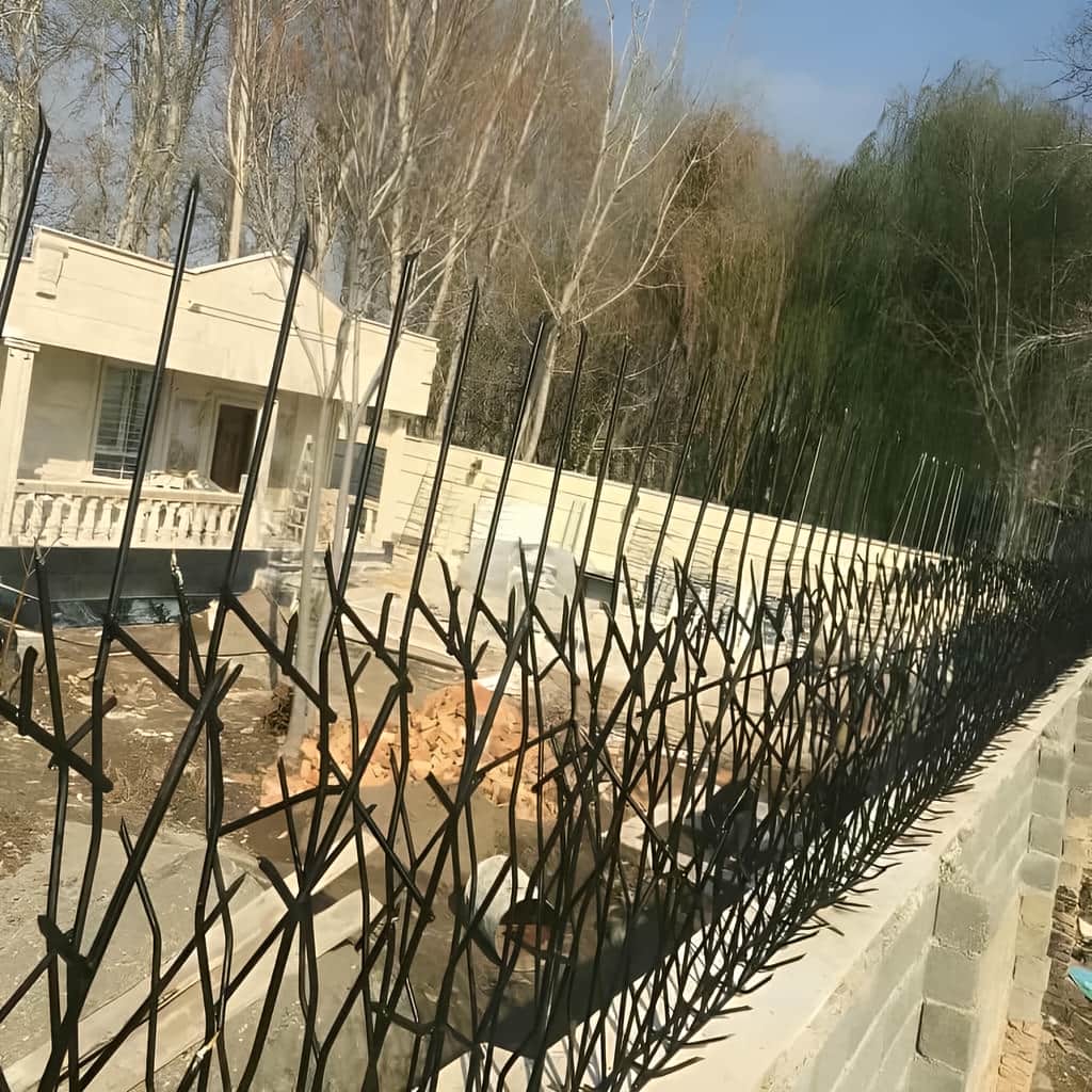 طرح کم‌عرض حفاظ دیوار مدرن کنار دروازه