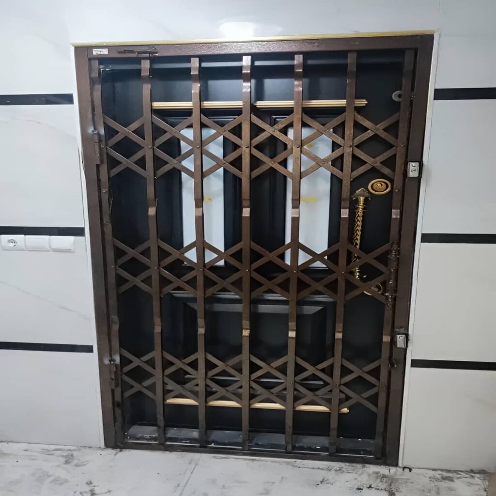 حفاظ آکاردئونی درب واحد مسکونی چهار لوزی با کنترل ورودی