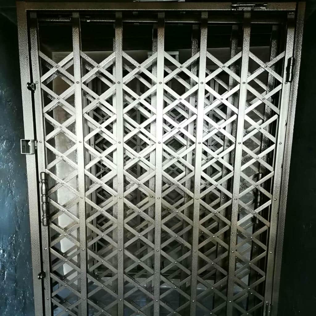 درب آکاردئونی تسمه پهن آهنی با قفل توکار مطمئن