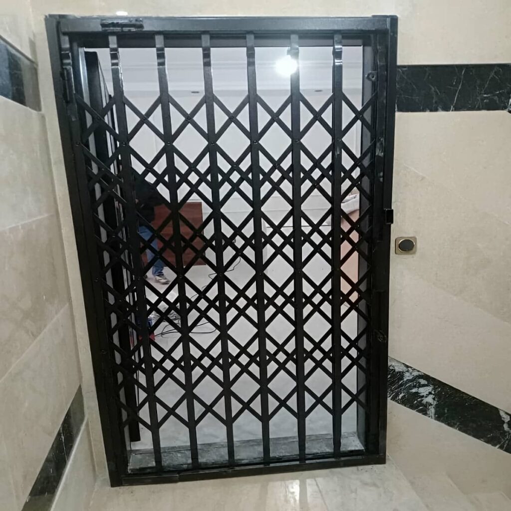 درب آکاردئونی مدرن مشکی برای امنیت ورودی اداری