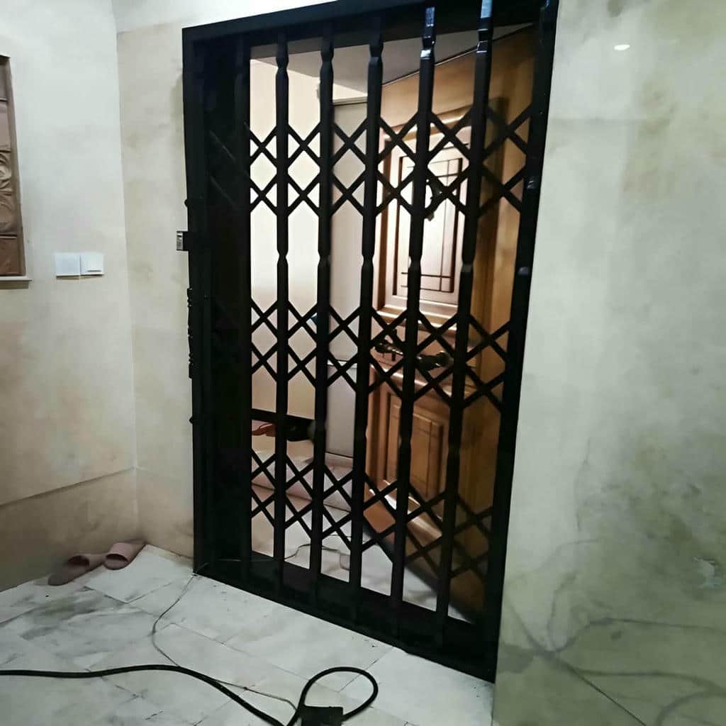درب آکاردئونی سفید طلایی برای امنیت ورودی
