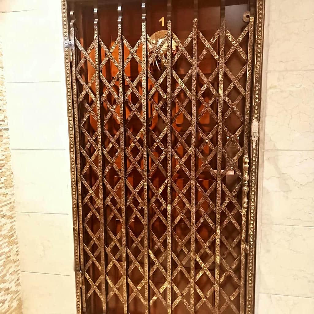 نصب درب حفاظ فلزی ورودی واحد روی چهارچوب