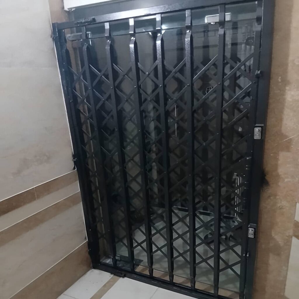 نصب درب آکاردئونی تسمه پهن آهنی روی چهارچوب فلزی
