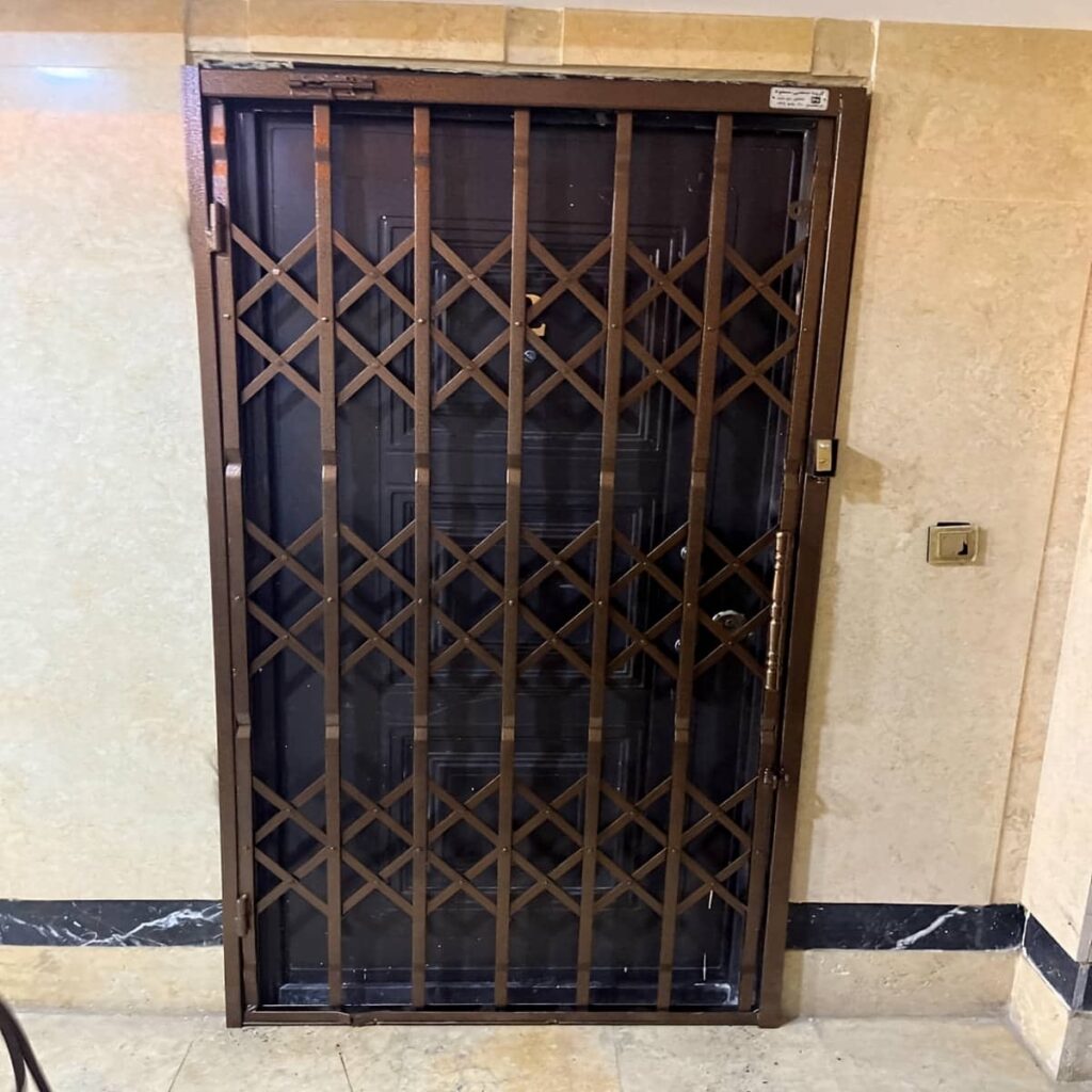 اجرای حفاظ پشت درب آپارتمان ریلی برای کنترل دسترسی اجرای حفاظ پشت درب آپارتمان ریلی برای کنترل دسترسی