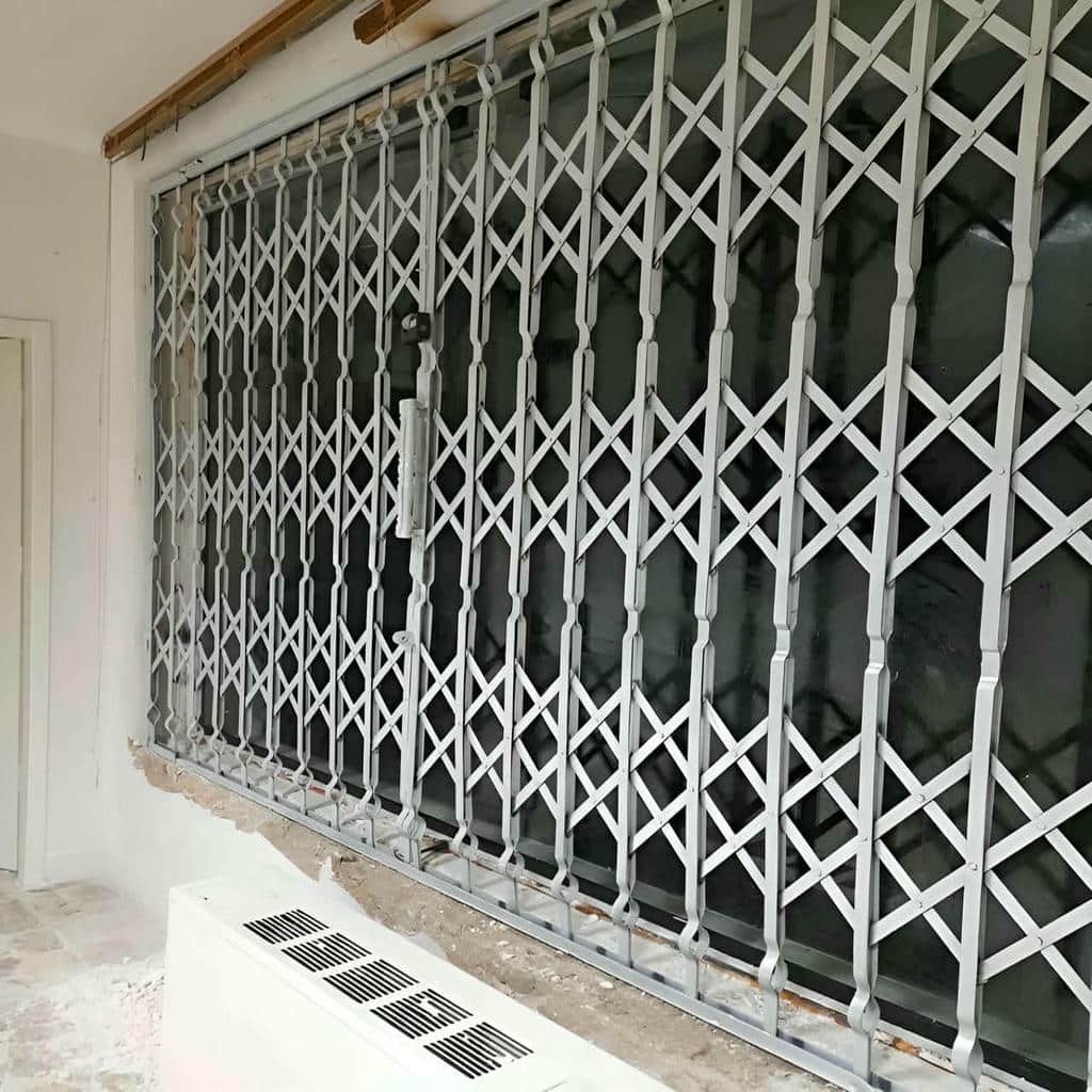 درب آکاردئونی مشکی طلایی با قفل توکار مطمئن