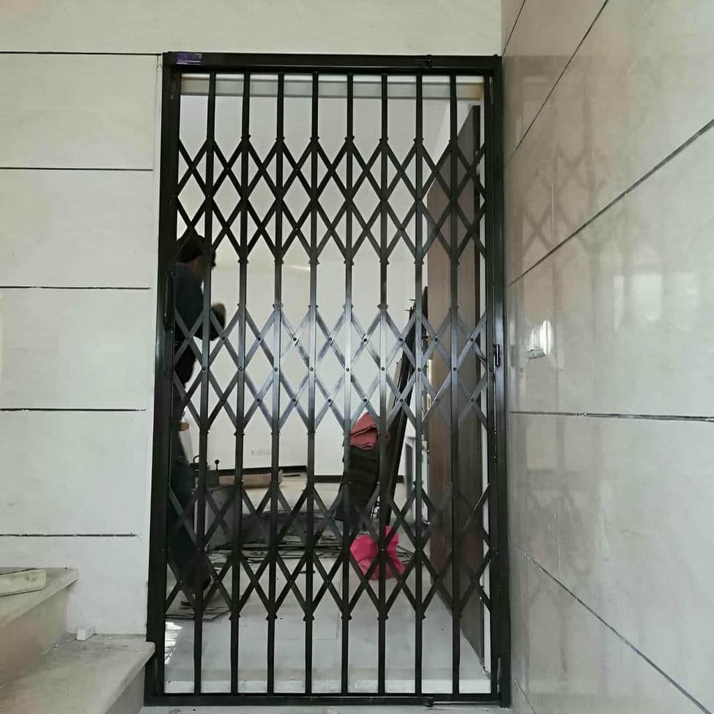 درب آکاردئونی مدرن مشکی با شبکه متراکم