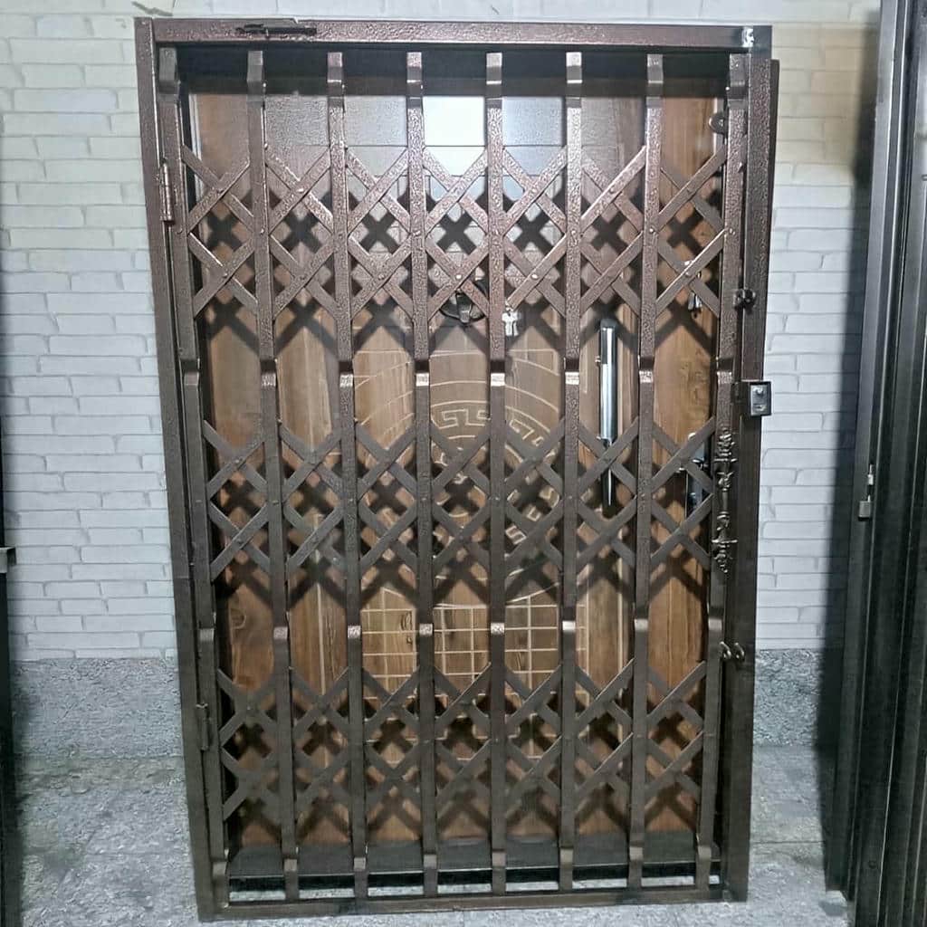 9 مدل درب آکاردئونی سلطنتی گل دار