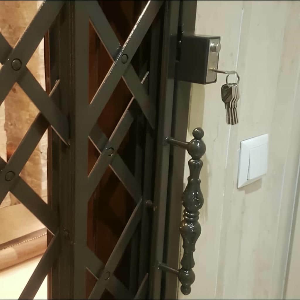نصب درب آکاردئونی ضد سرقت آپارتمان روی چهارچوب فلزی