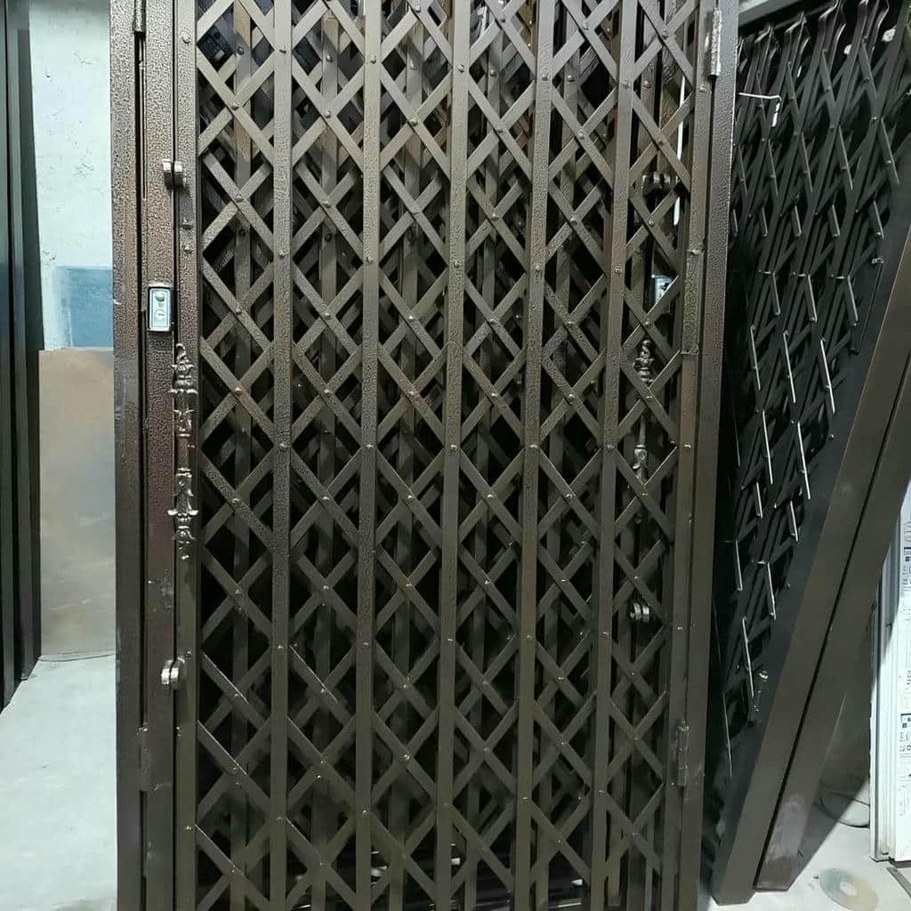 درب آکاردئونی برای دفتر با حفظ حریم