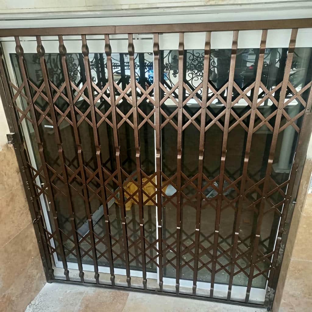 نصب حفاظ درب ضد سرقت فلزی روی چهارچوب