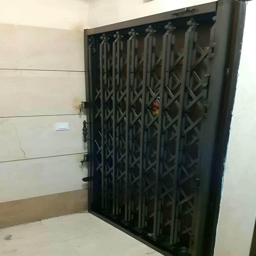 حفاظ آکاردئونی ورودی مجتمع با حرکت روان روزانه حفاظ آکاردئونی ورودی مجتمع با حرکت روان روزانه
