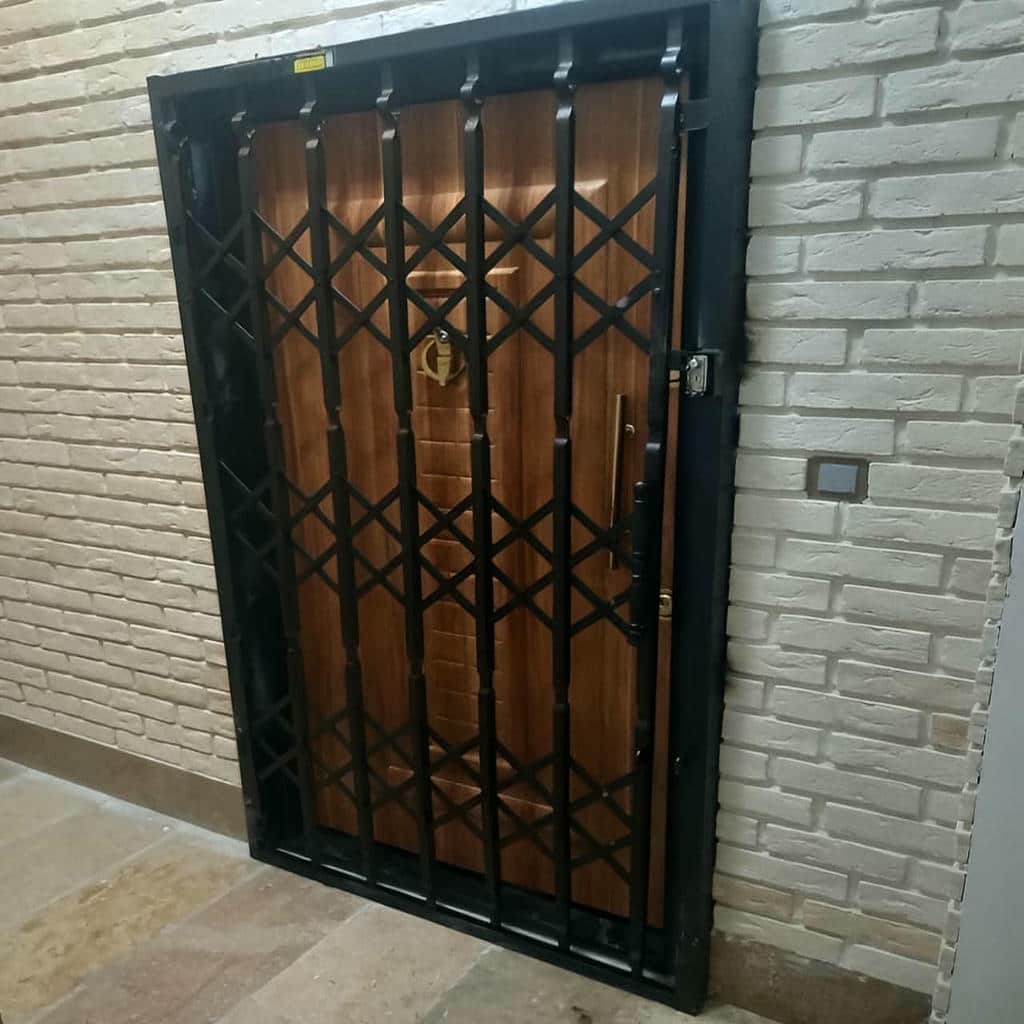 نصب حفاظ درب آپارتمان ضد دیلم روی چهارچوب فلزی