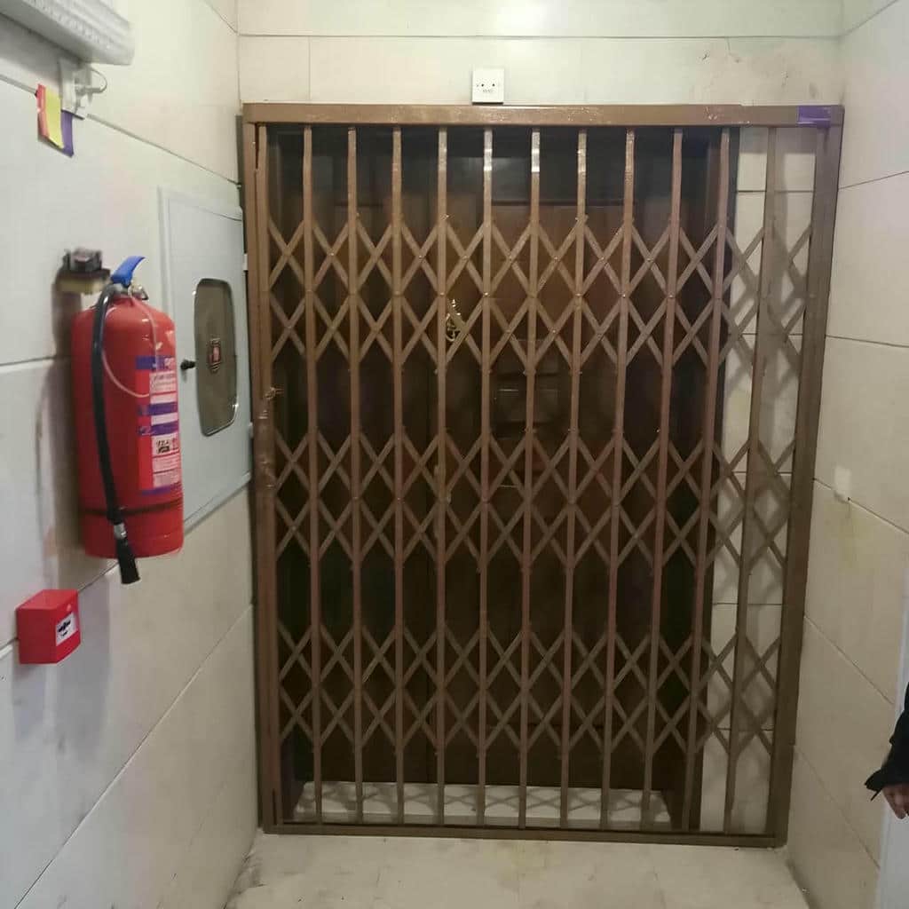 حفاظ آکاردئونی درب واحد مسکونی سه لوزی برای رفتوآمد روان حفاظ آکاردئونی درب واحد مسکونی سه لوزی برای رفتوآمد روان
