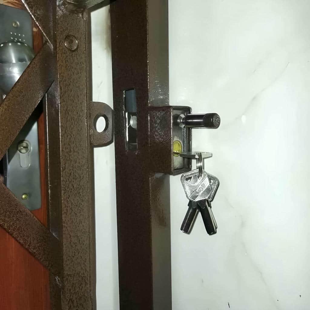 ساخت حفاظ پشت درب آپارتمان ریلی با رنگ کورهای ساخت حفاظ پشت درب آپارتمان ریلی با رنگ کورهای