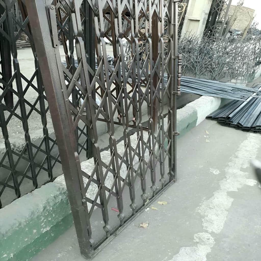 نصب درب آکاردئونی سفید طلایی روی چهارچوب