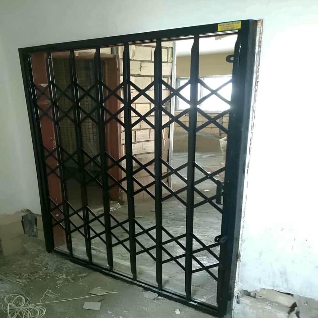 درب آکاردئونی مشکی طلایی برای کنترل رفت‌وآمد