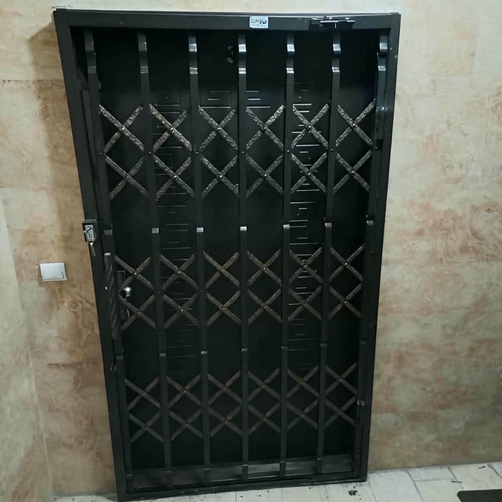 سفارش درب آکاردئونی طرح دار لوزی با محافظ قفل سفارش درب آکاردئونی طرح دار لوزی با محافظ قفل