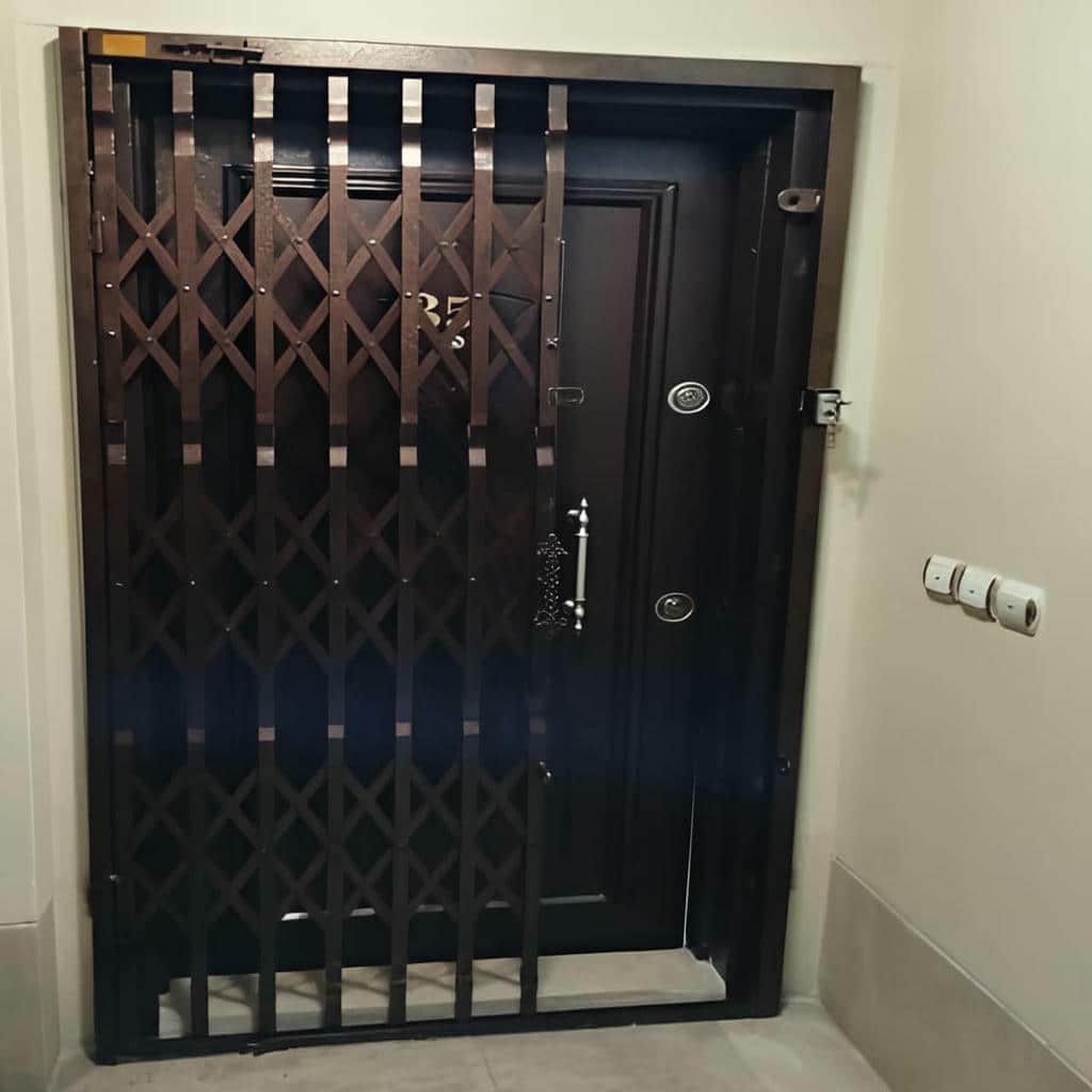 حفاظ آکاردئونی درب واحد مسکونی سلطنتی با شبکه مقاوم