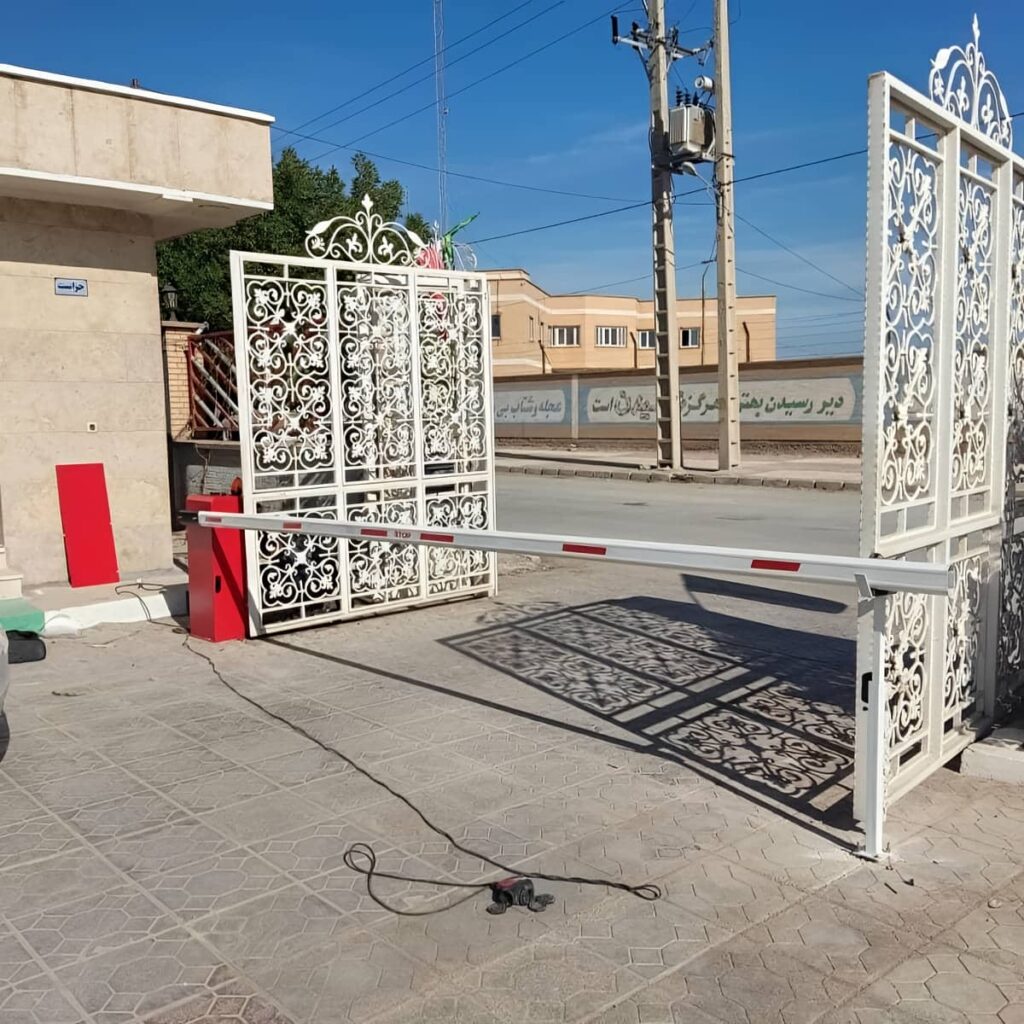 راهبند پلاک خوان مسکونی برای کنترل رفت‌وآمد ساکنان