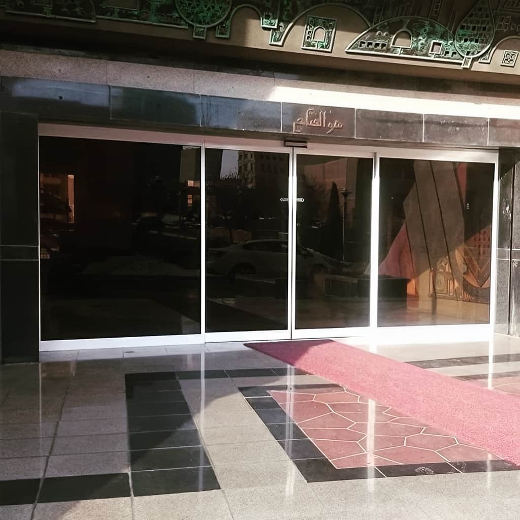 درب اتوماتیک شیشه ای تلسکوپی فریم‌لس با حریم دید