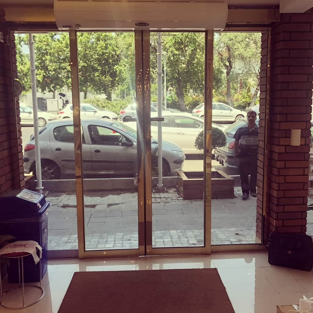 درب شیشه ای گردان دوبال مناسب عبور چمدان