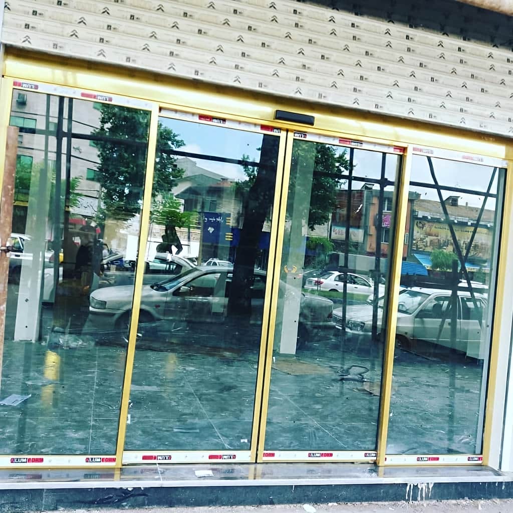 درب اتوماتیک شیشه ای اداری با امنیت ورودی