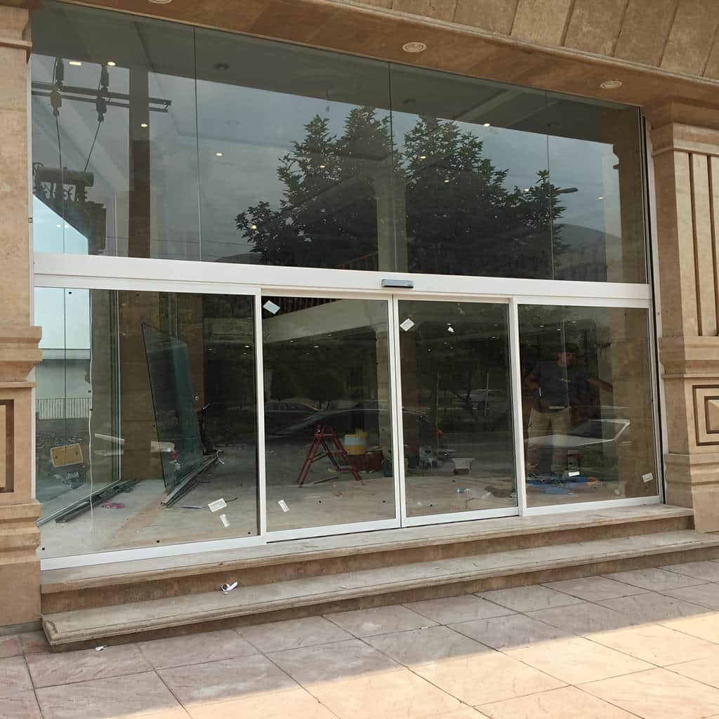 درب اتوماتیک فریم مشکی دولنگه با قفل مرکزی درب اتوماتیک فریم مشکی دولنگه با قفل مرکزی