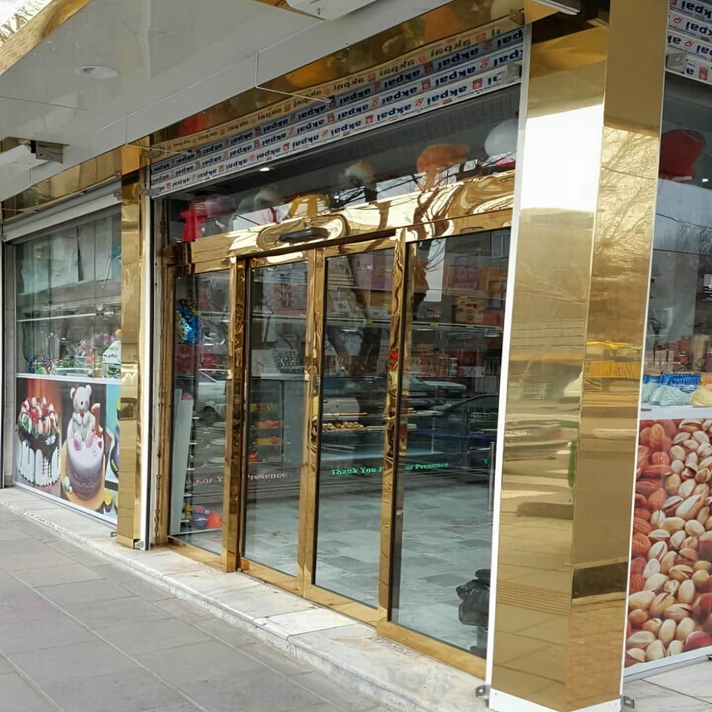 درب شیشه ای فریم‌دار هتل با قفل مطمئن