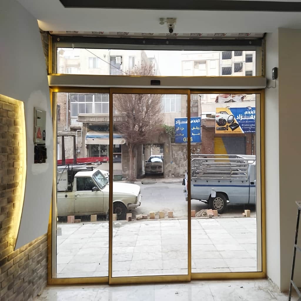 نصب درب شیشه ای سنسوردار برای رفت‌وآمد روان
