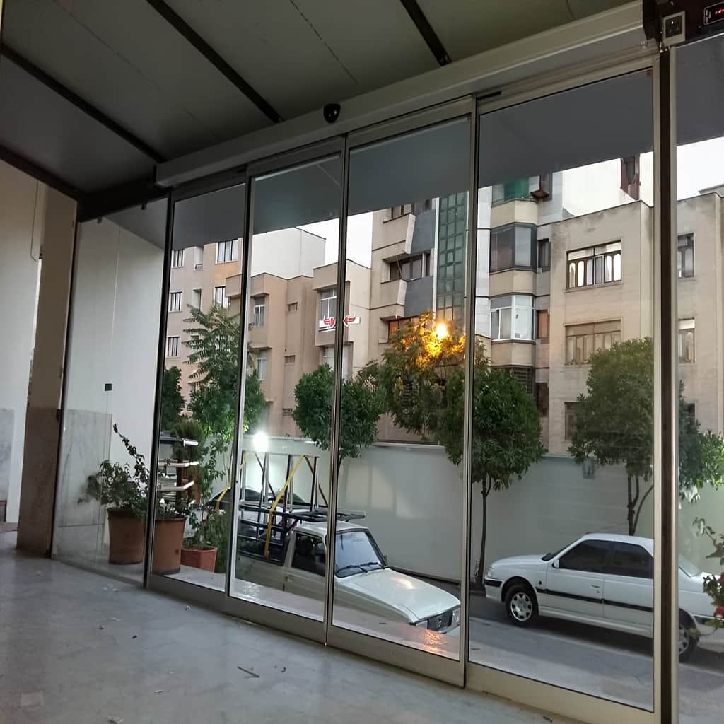 درب اتوماتیک دولنگه اداری با قفل الکترونیکی درب اتوماتیک دولنگه اداری با قفل الکترونیکی