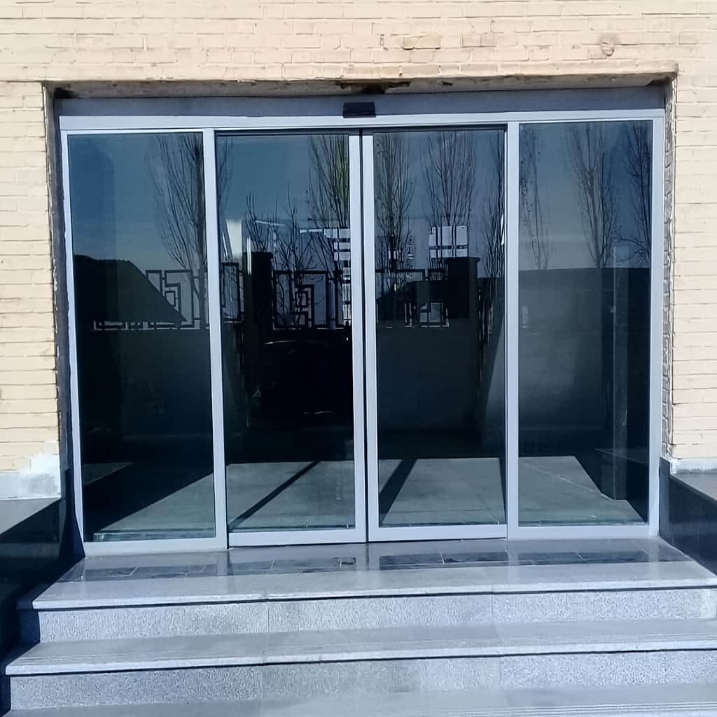 سفارش درب شیشه ای پرتردد با قفل الکترونیکی