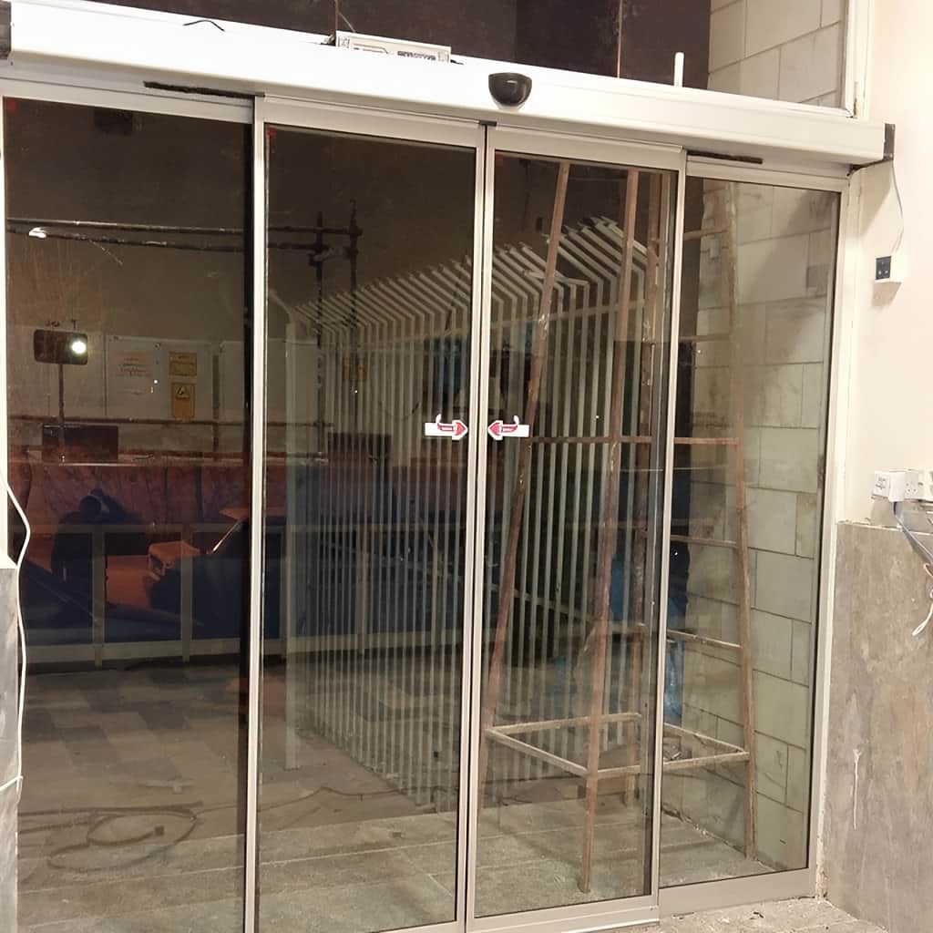 اجرای درب اتوماتیک لولایی با بازشوی داخلی