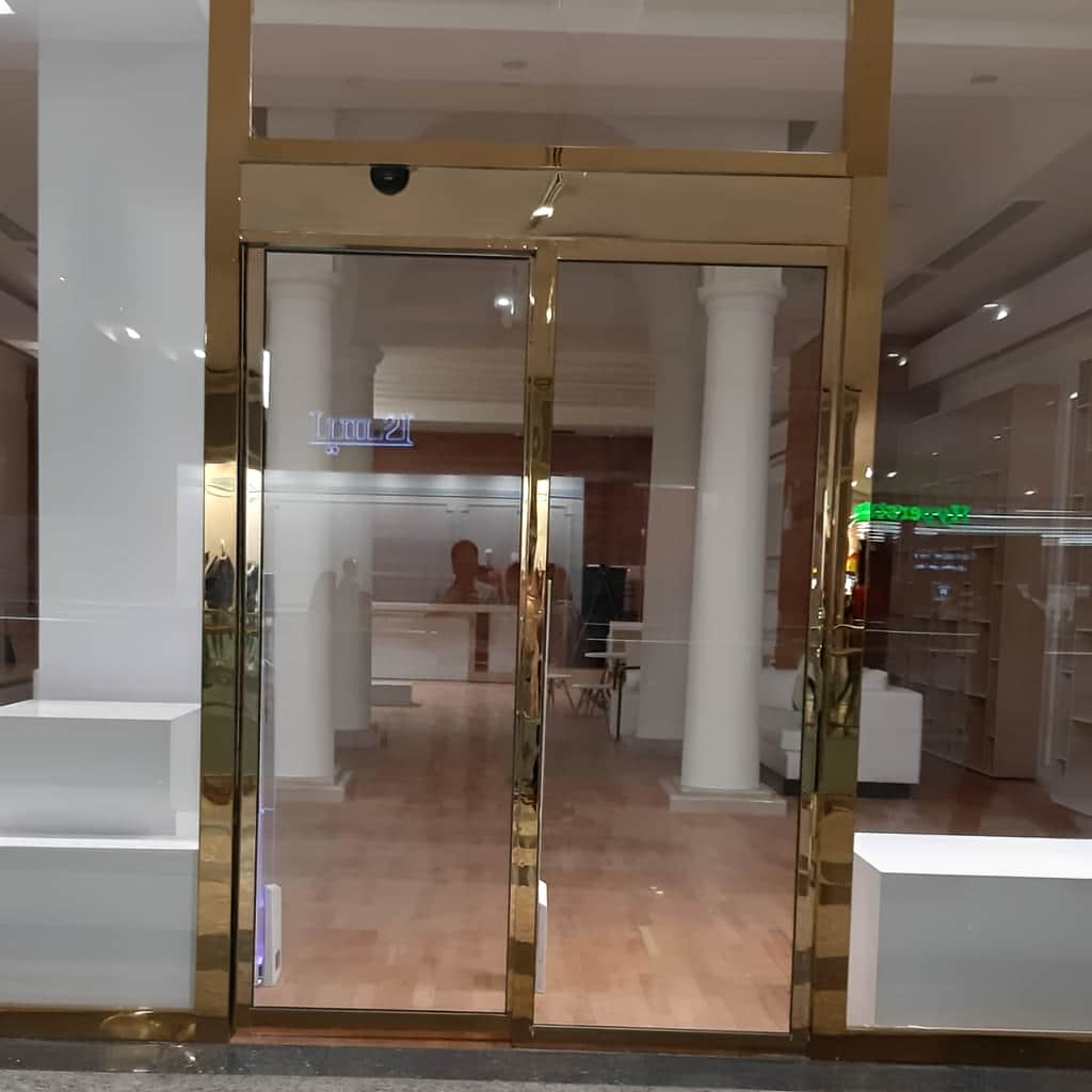 درب لمینت کشویی تک‌لنگه برای رفت‌وآمد روان