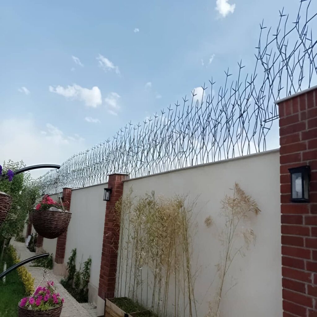 مدل خطی حفاظ شاخ گوزنی دیوار باغ ویلا با نمای منظم