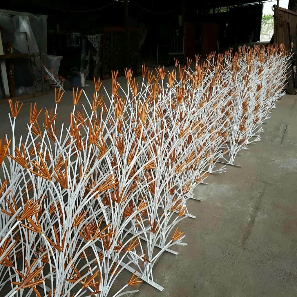 طرح کلاسیک حفاظ لیلیوم ویلا با گلبرگ‌های متقارن