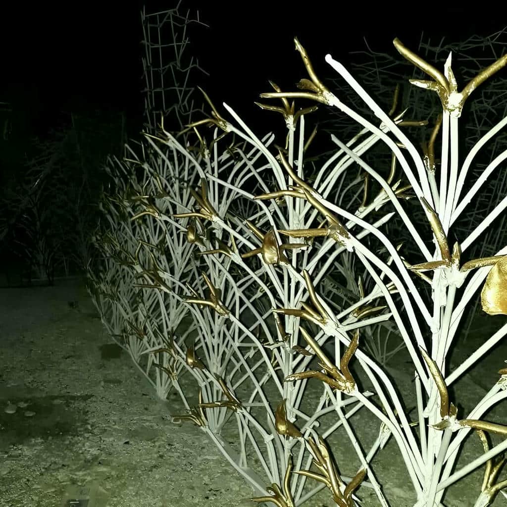 طرح کم‌عرض حفاظ لیلیوم دیوار کنار پارکینگ