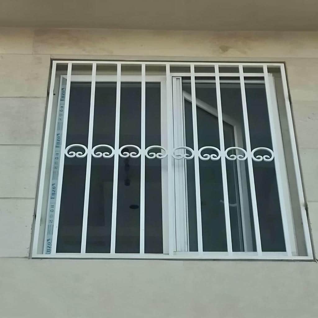 نصب حفاظ پنجره رنگی کوره ای روی زیرسازی مقاوم