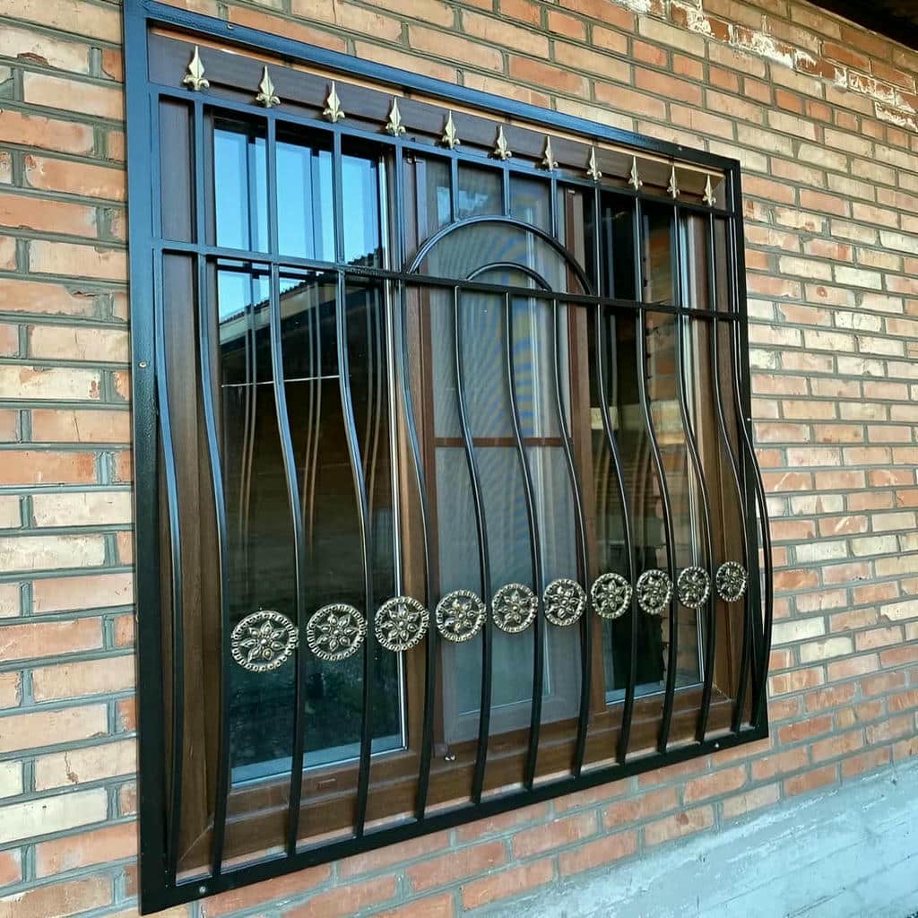 حفاظ پنجره دوجداره بازشو برای نظافت راحت شیشه