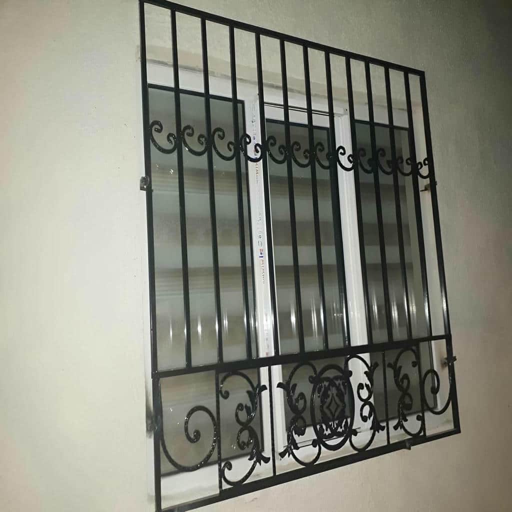 اجرای حفاظ پنجره فرفورژه گل نرده با اتصال مقاوم اجرای حفاظ پنجره فرفورژه گل نرده با اتصال مقاوم