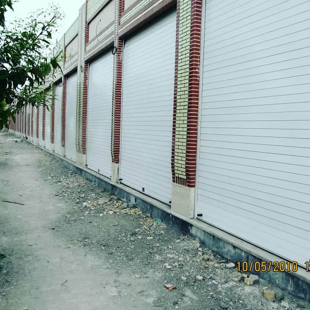 نصب کرکره برقی مدرن نمای تجاری با ریل تراز