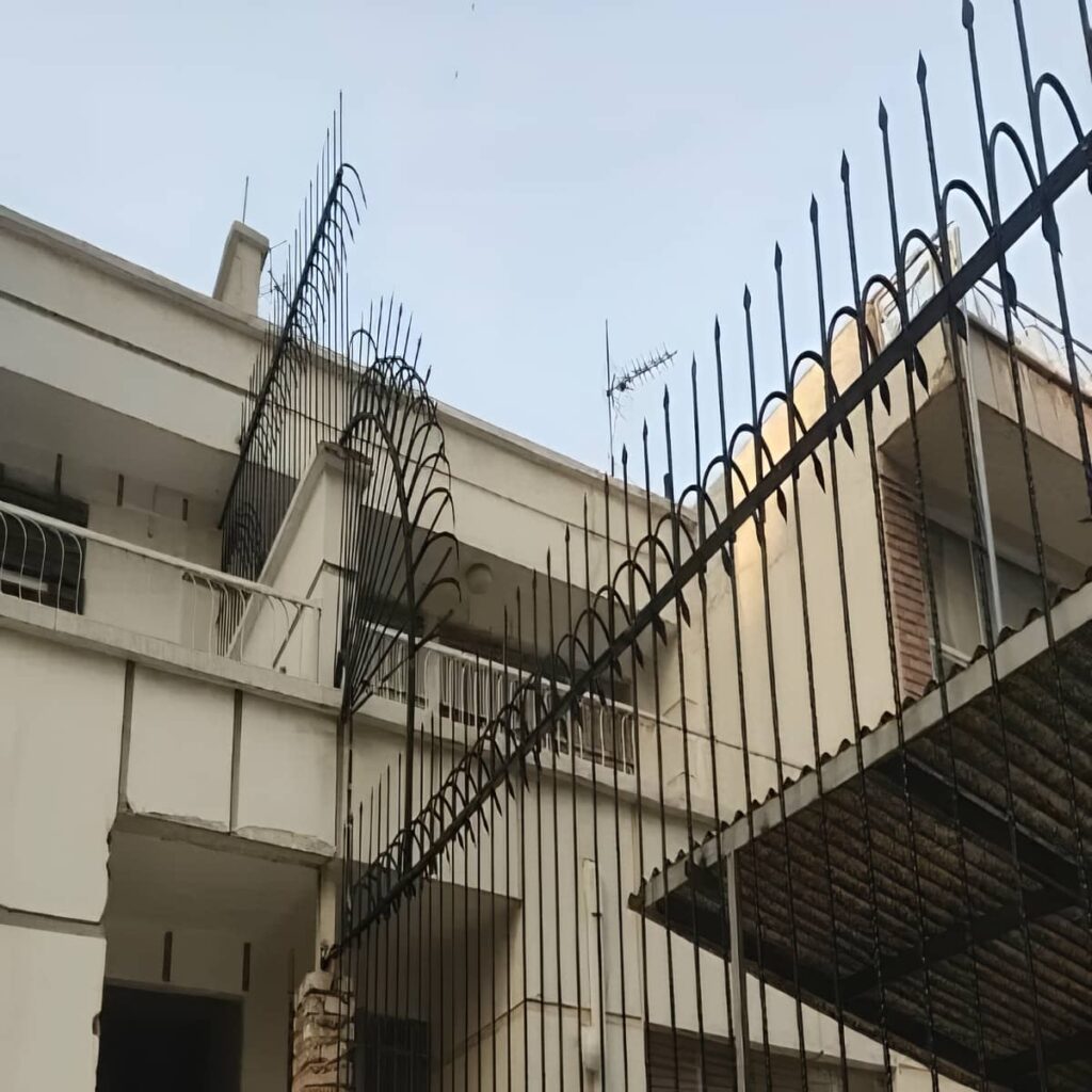 طرح قوسی حفاظ کلاسیک سرنیزه با نمای منظم طرح قوسی حفاظ کلاسیک سرنیزه با نمای منظم