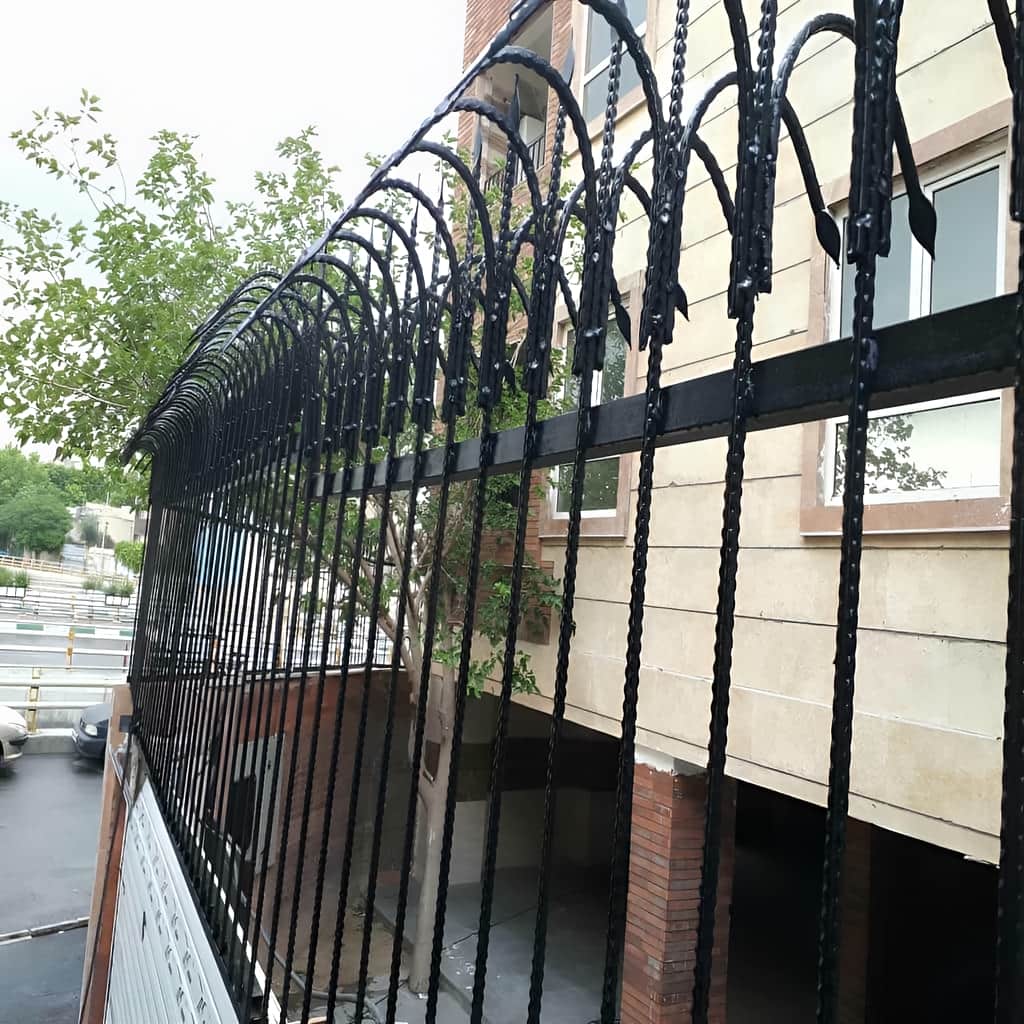 طرح آبشاری حفاظ سرنیزه ای دیوار با نمای منظم