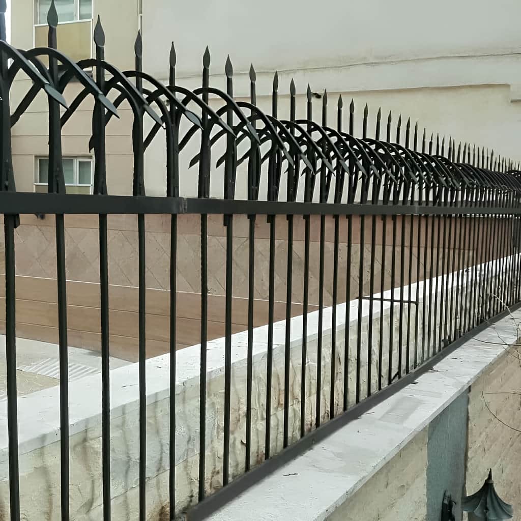 طرح کمانی حفاظ دیوار حیاط برای رفت‌وآمد مطمئن