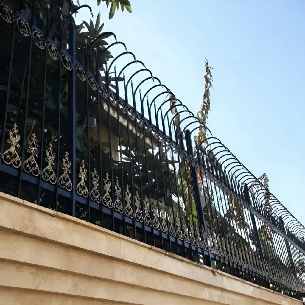 طرح بلند حفاظ کلاسیک سرنیزه برای دیوار کم ارتفاع طرح بلند حفاظ کلاسیک سرنیزه برای دیوار کم ارتفاع