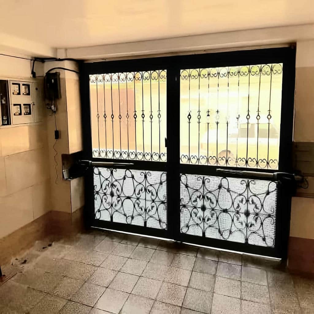 نصب جک بازویی درب پارکینگ دو لنگه برای پارکینگ ساختمان نصب جک بازویی درب پارکینگ دو لنگه برای پارکینگ ساختمان