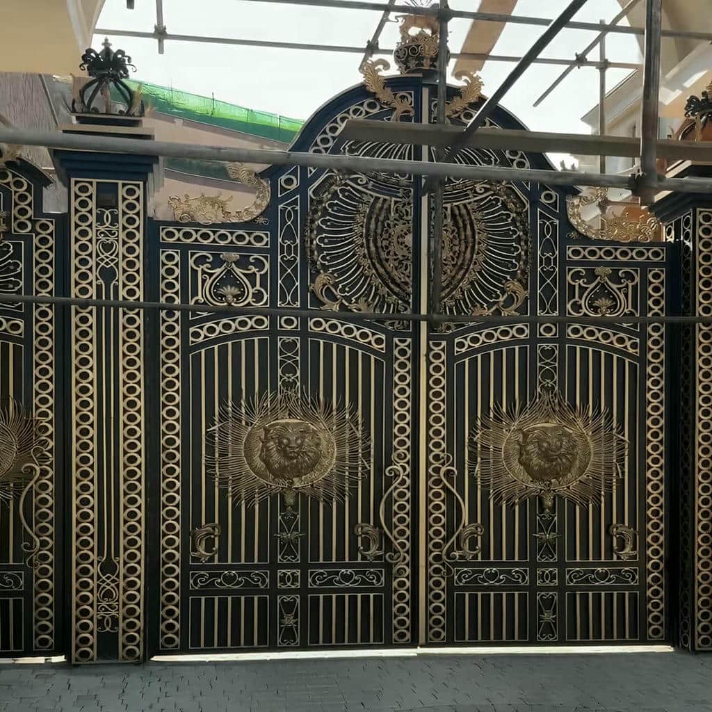 اجرای درب پنل مشبک با شبکه مربعی ایمن