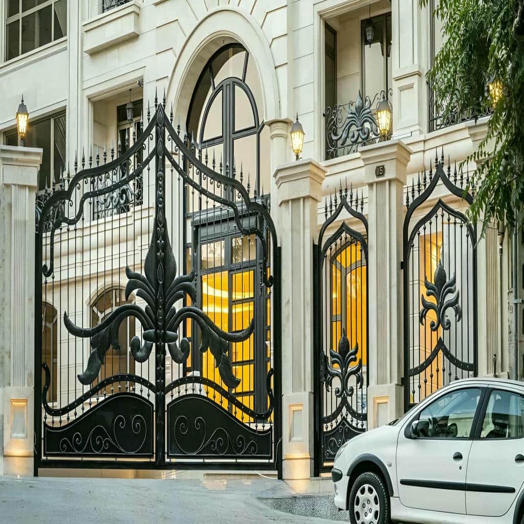 طرح درب آهنی حیاط برای رفت‌وآمد روان خانواده