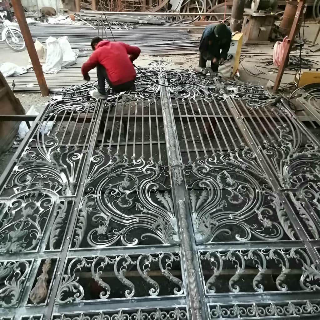 نصب درب طرح چوب فلزی با لولای تقویت‌شده